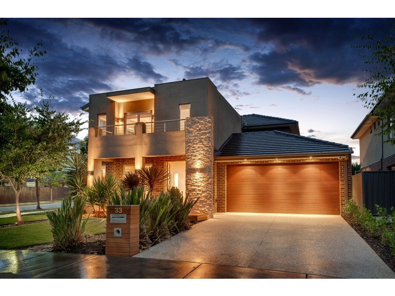 33 Hawkstowe Parade, South Morang VIC 3752