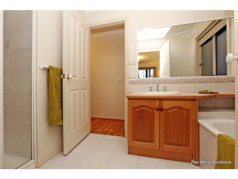 15 Bentley Way, Mill Park VIC 3082