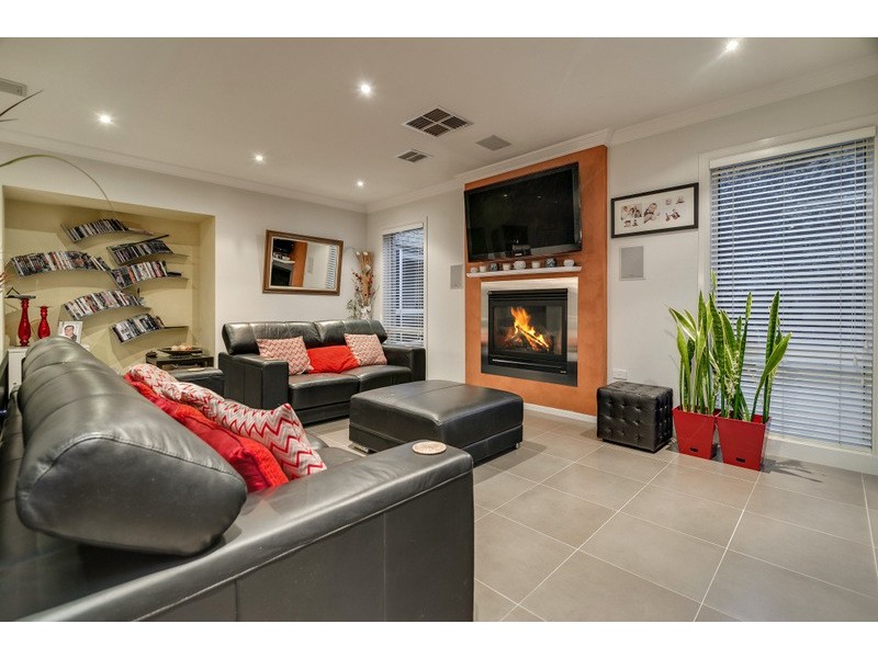17 Thornholm Road, South Morang VIC 3752