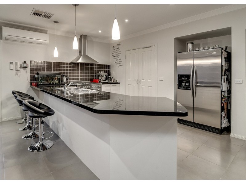 17 Thornholm Road, South Morang VIC 3752