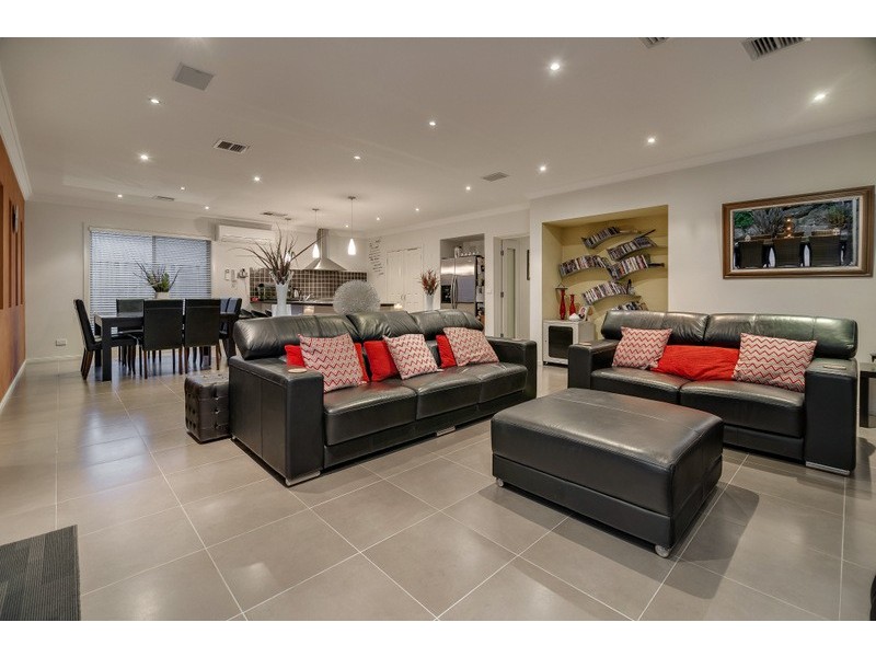 17 Thornholm Road, South Morang VIC 3752