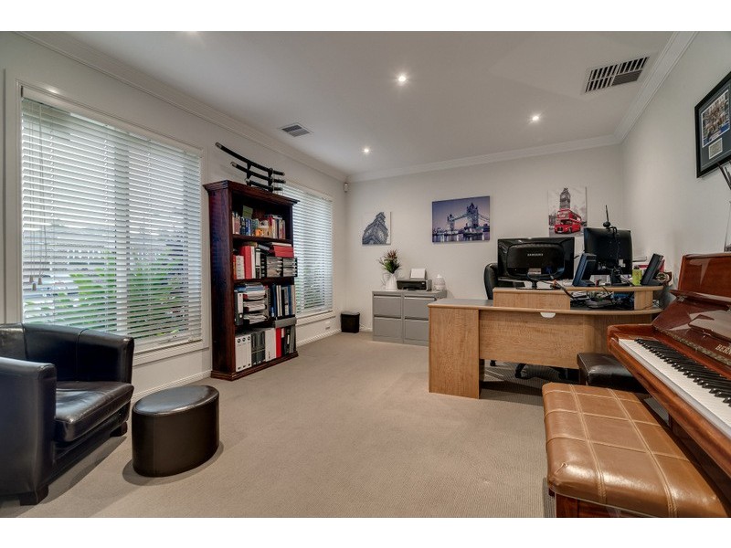 17 Thornholm Road, South Morang VIC 3752