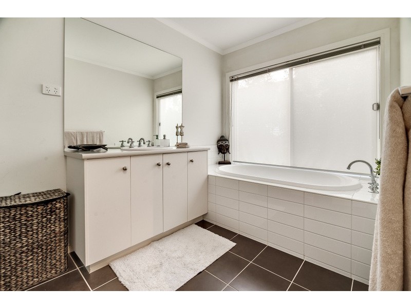 17 Thornholm Road, South Morang VIC 3752