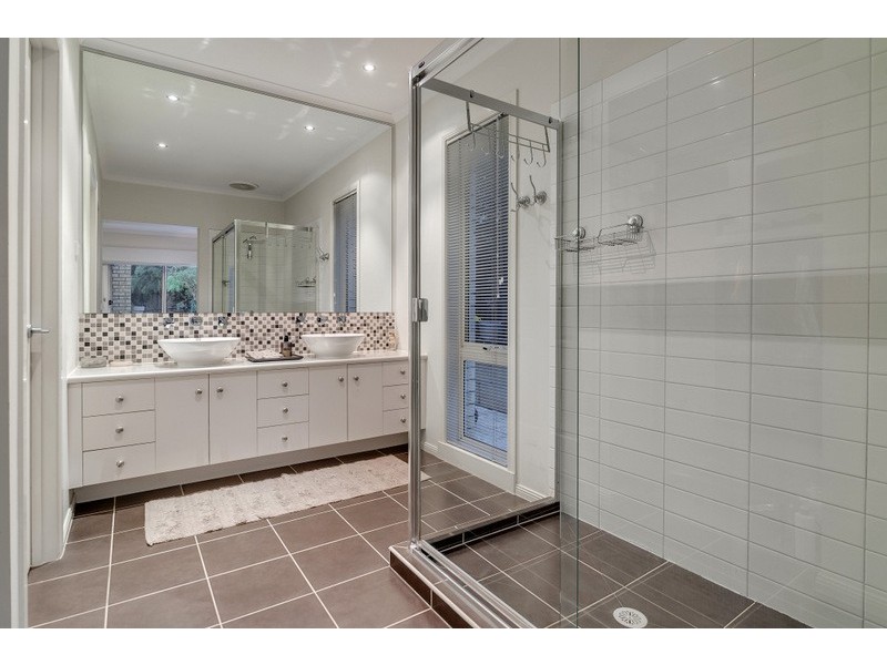 17 Thornholm Road, South Morang VIC 3752
