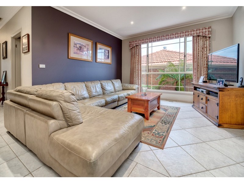 5 Manhattan Court, Mill Park VIC 3082