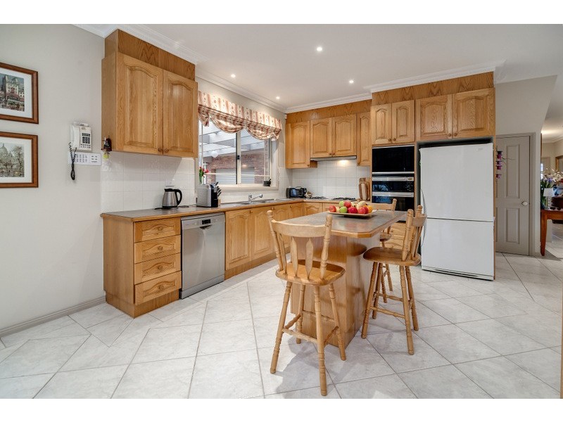 5 Manhattan Court, Mill Park VIC 3082