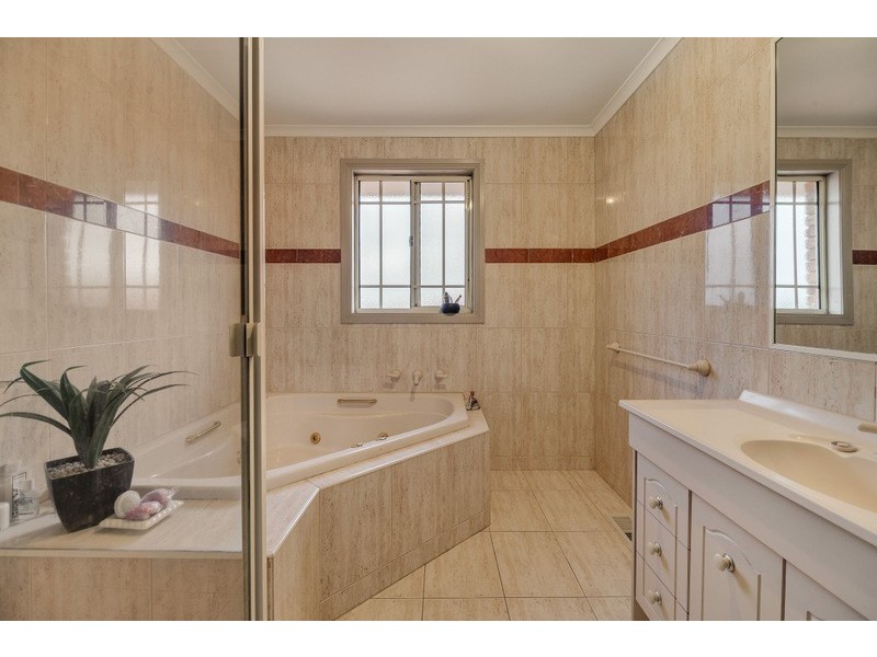 5 Manhattan Court, Mill Park VIC 3082