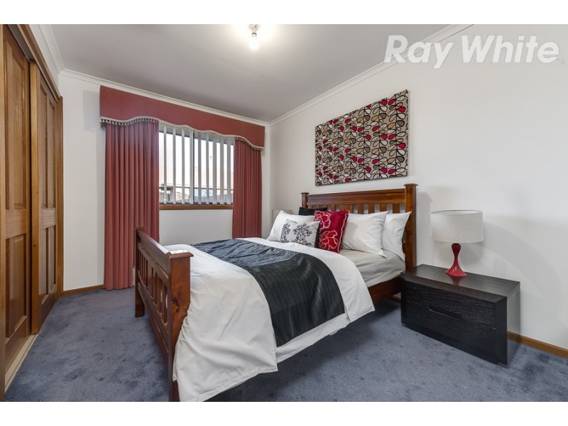 40 McLaughlin Crescent, Mill Park VIC 3082