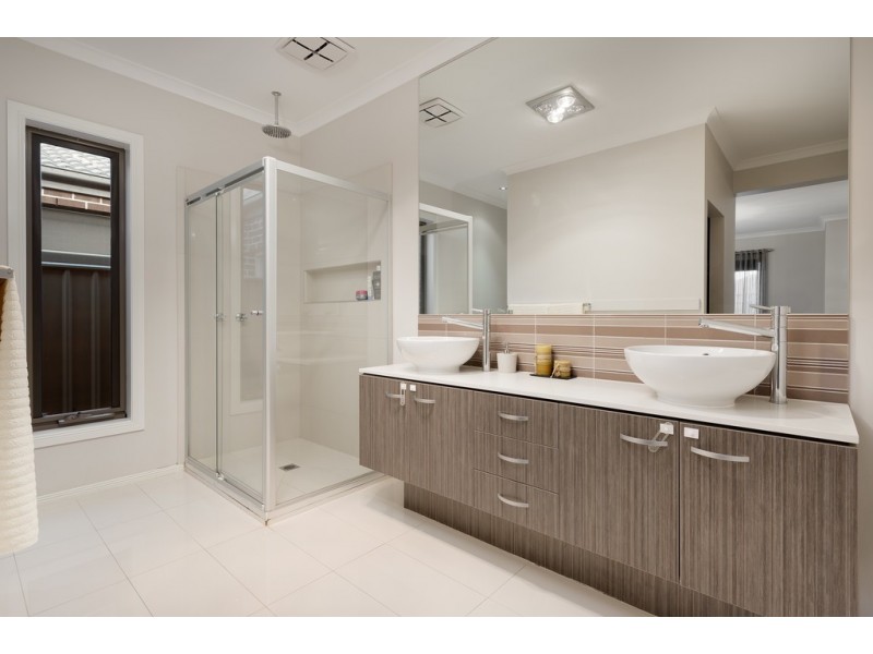 14 St Leonard Drive, South Morang VIC 3752