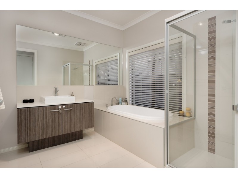 14 St Leonard Drive, South Morang VIC 3752