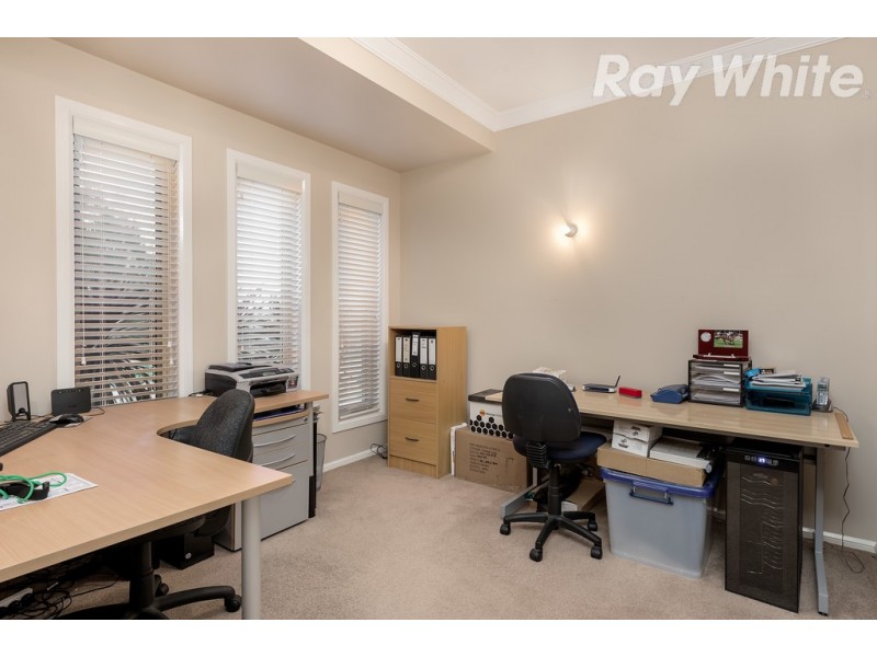 10 Saintly Drive, South Morang VIC 3752