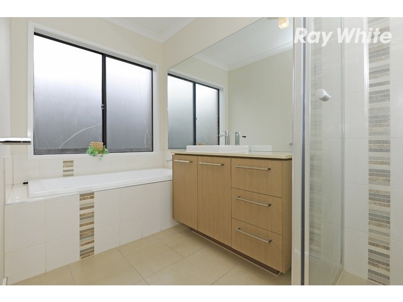 30 St Leonard Drive, South Morang VIC 3752