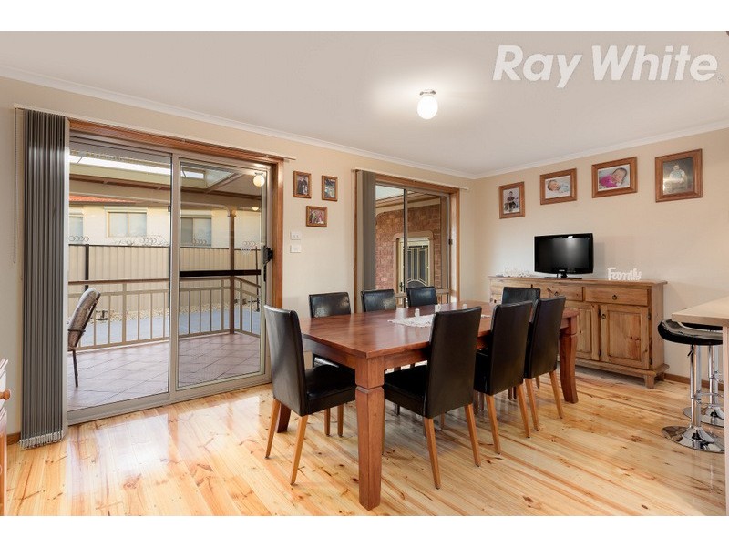 2 Ratcliffe Close, Mill Park VIC 3082