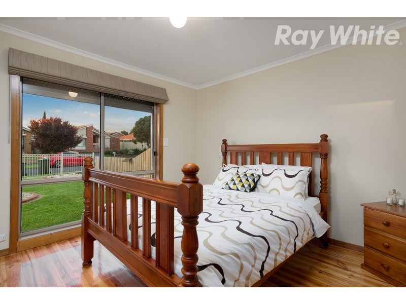 2 Ratcliffe Close, Mill Park VIC 3082