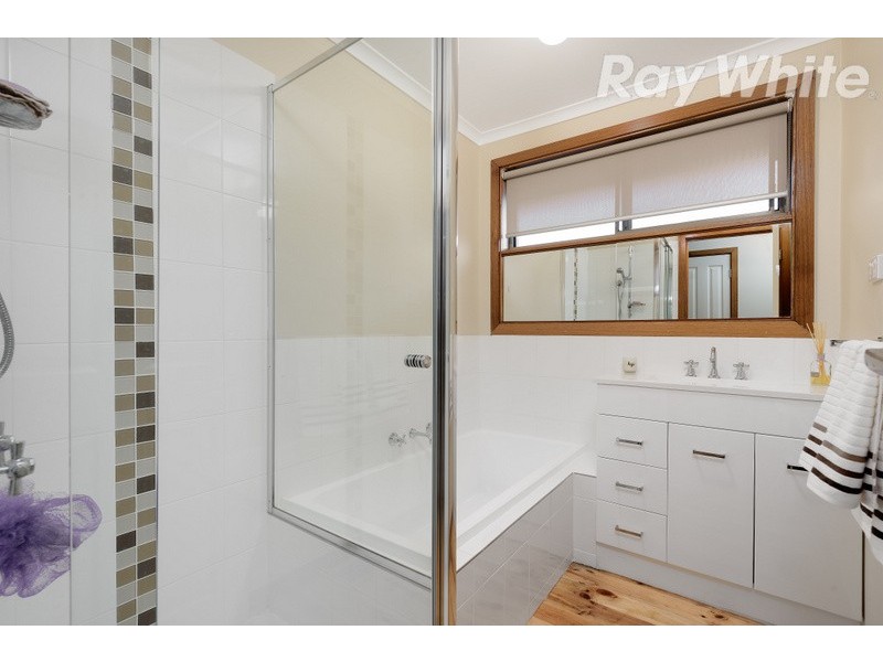 2 Ratcliffe Close, Mill Park VIC 3082