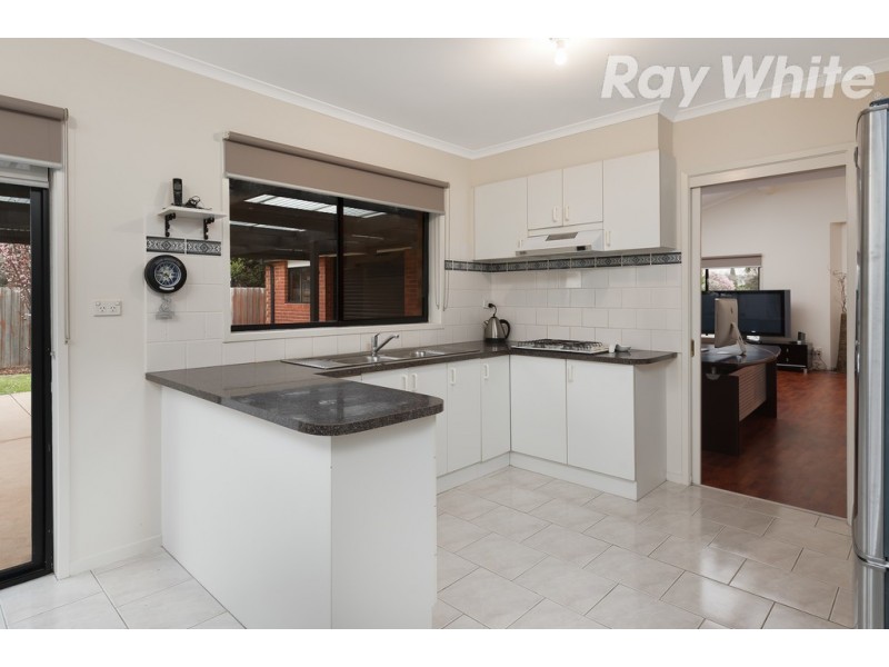 4 Underwood Close, Mill Park VIC 3082