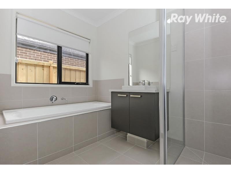 11 Ferngully Crescent, South Morang VIC 3752