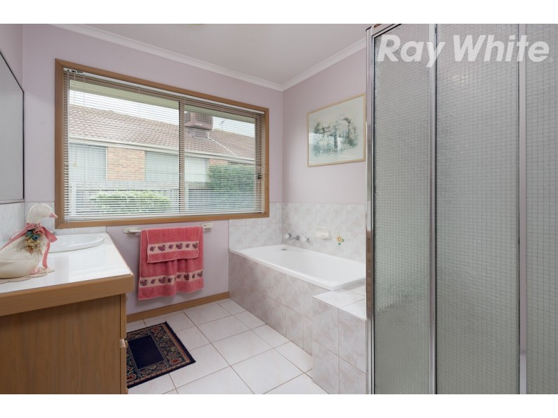 17 Carbon Crescent, Mill Park VIC 3082