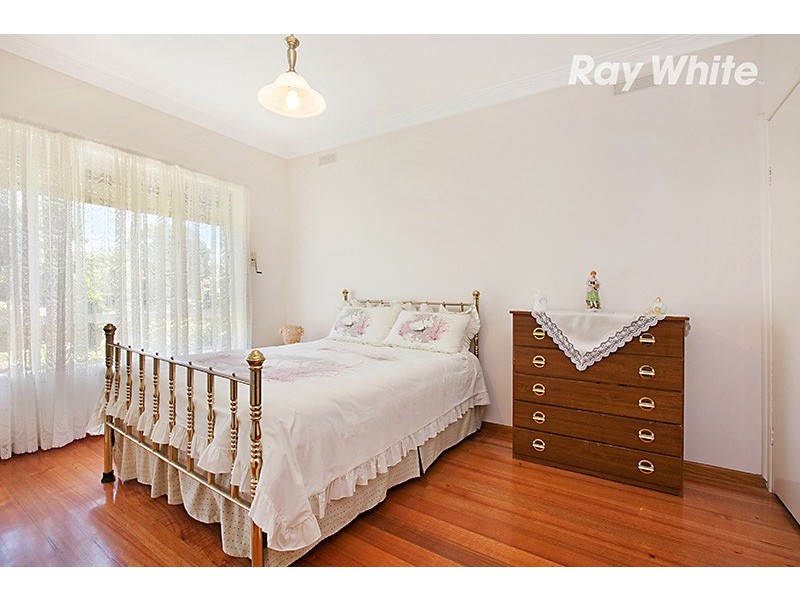 18 Botha Avenue, Reservoir VIC 3073