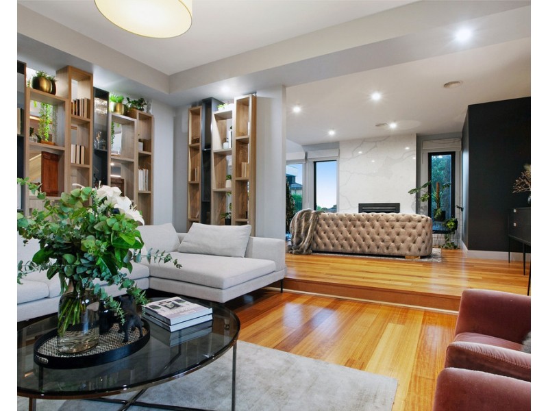 18 Bloomfield Drive, South Morang VIC 3752