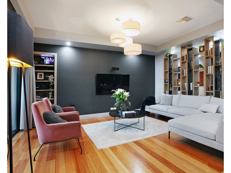 18 Bloomfield Drive, South Morang VIC 3752