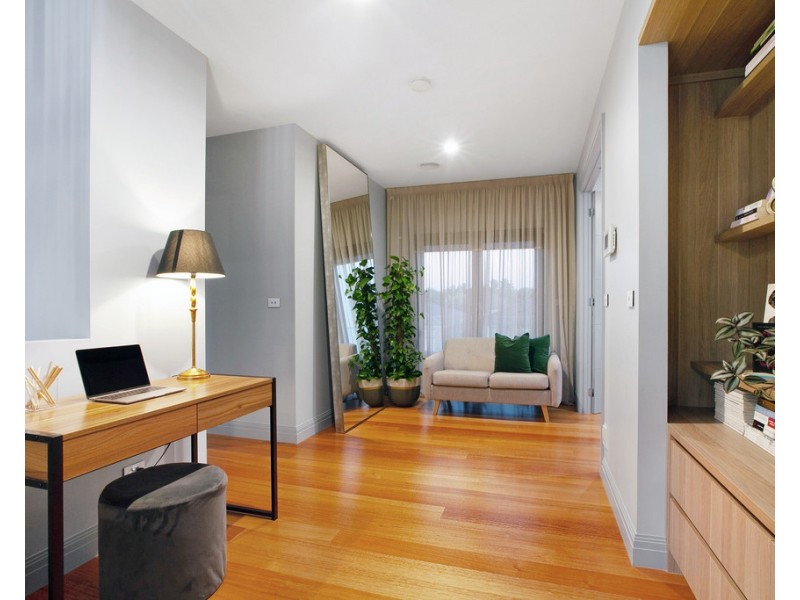 18 Bloomfield Drive, South Morang VIC 3752