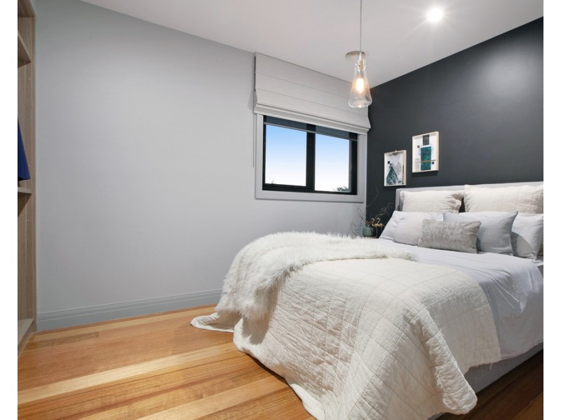 18 Bloomfield Drive, South Morang VIC 3752