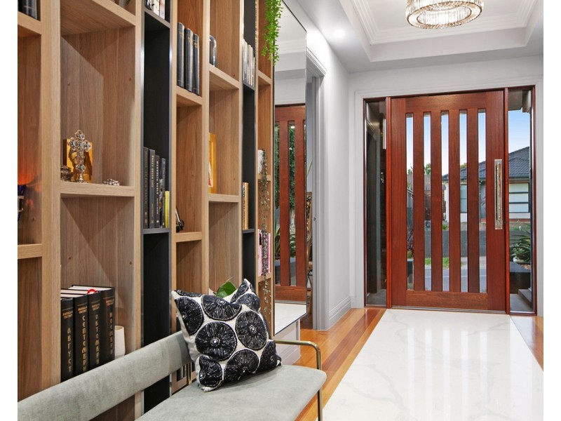 18 Bloomfield Drive, South Morang VIC 3752