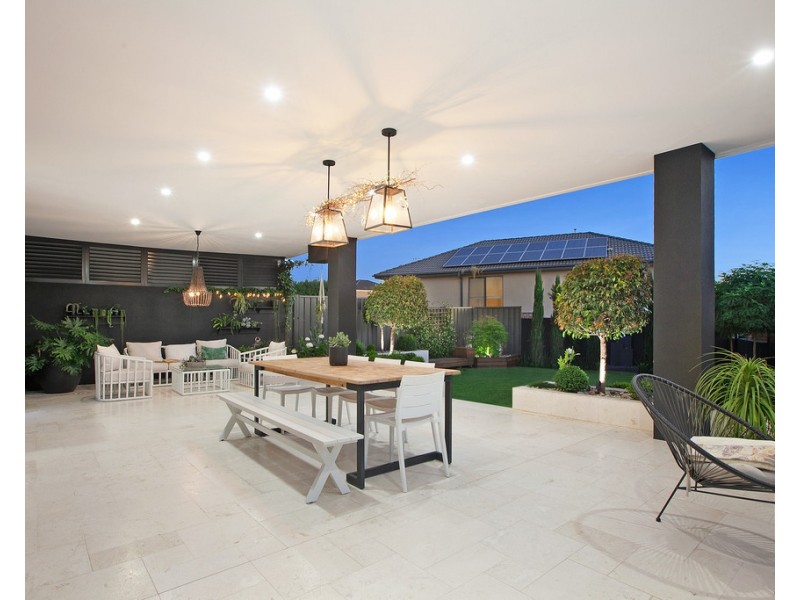 18 Bloomfield Drive, South Morang VIC 3752