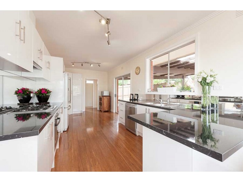 7 Banks Road, Eltham North VIC 3095