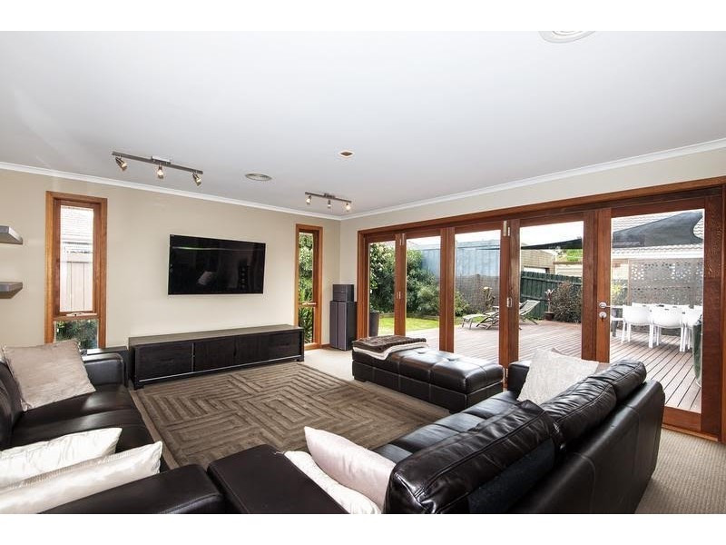 12 Club Avenue, Kingsbury VIC 3083