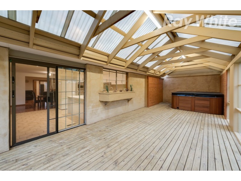 52 Centenary Drive, Mill Park VIC 3082