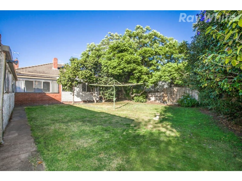 24 Southernhay Street, Reservoir VIC 3073