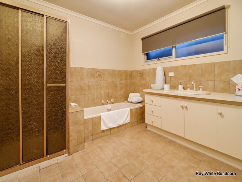 17 Grevillia Drive, Mill Park VIC 3082