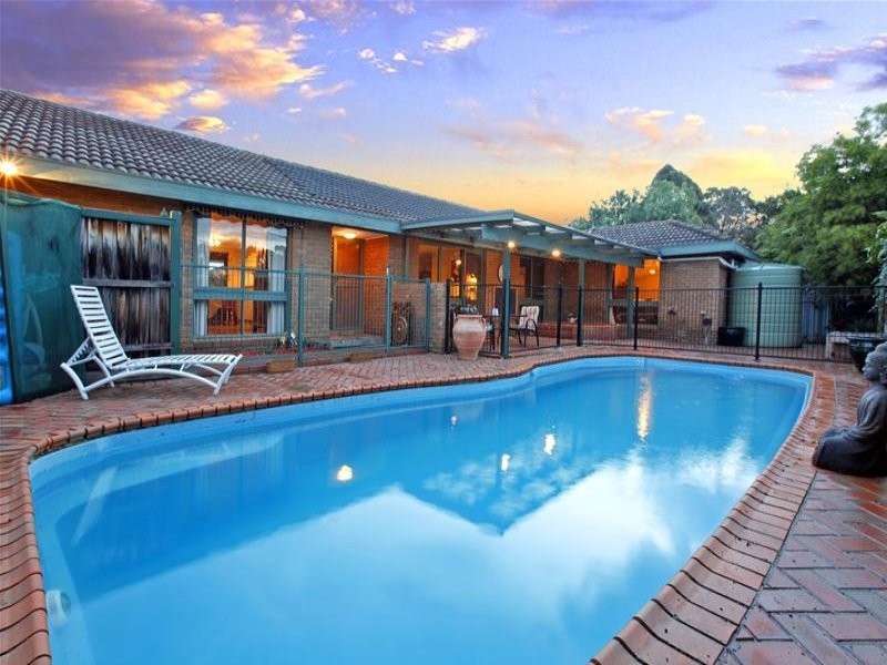 1 Bernborough Place, Mill Park VIC 3082