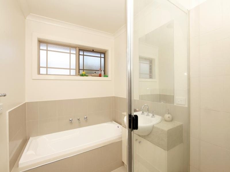 2/15 Chenies Street, Reservoir VIC 3073