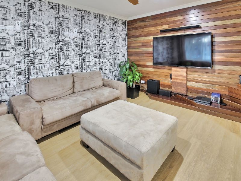 8 Innes Close, Parkinson QLD 4115