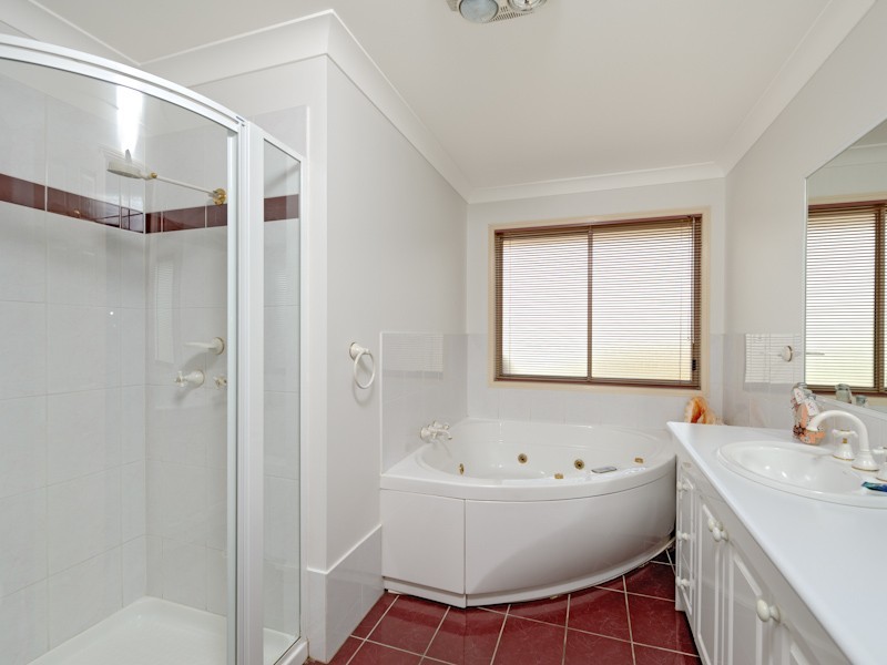 8 Poplar Cl, Calamvale QLD 4116