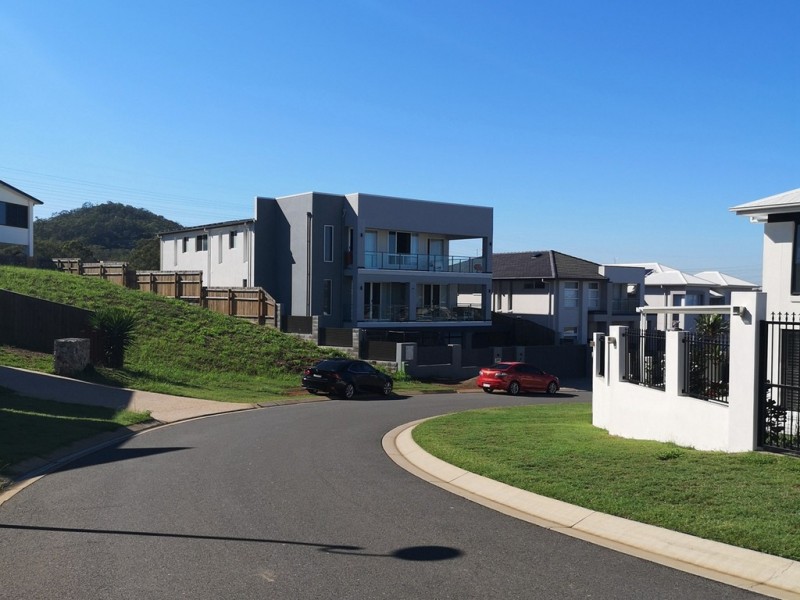 18 Linacre Crescent, Carindale QLD 4152