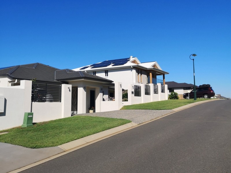 18 Linacre Crescent, Carindale QLD 4152