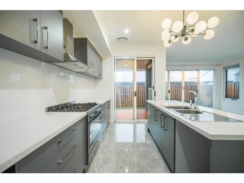 8 Paragon Street, Rochedale QLD 4123