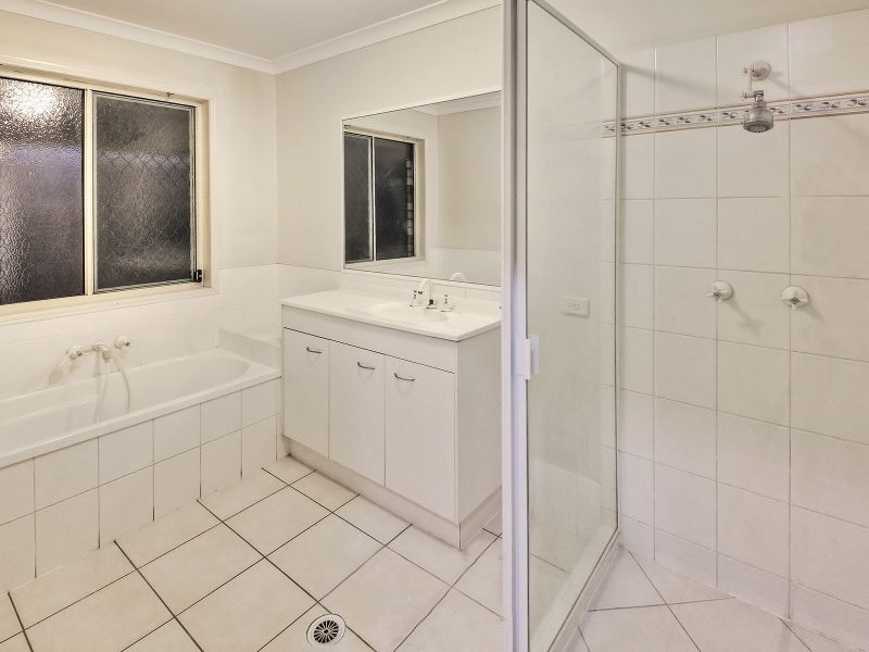 8 Innes Close, Parkinson QLD 4115