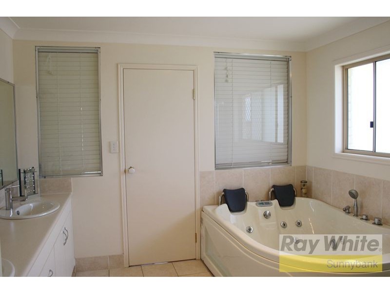 5 Paul Drive, Regents Park QLD 4118