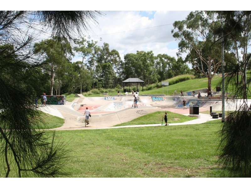 5 Paul Drive, Regents Park QLD 4118