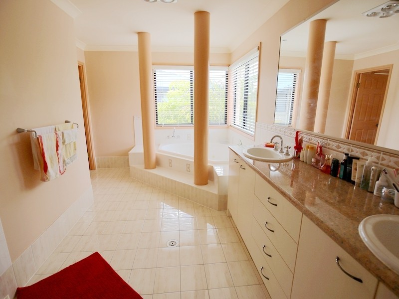 123 Bordeaux Street, Eight Mile Plains QLD 4113