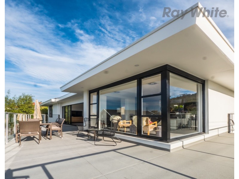 15 Heathcombe Crescent, Sandy Bay TAS 7005