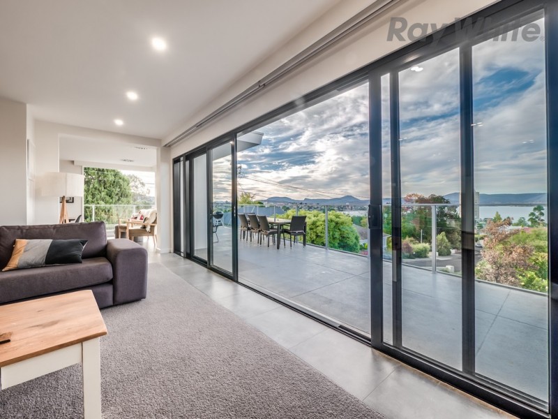 15 Heathcombe Crescent, Sandy Bay TAS 7005