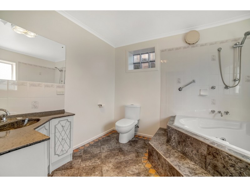 16 Chandos Drive, Berriedale TAS 7011