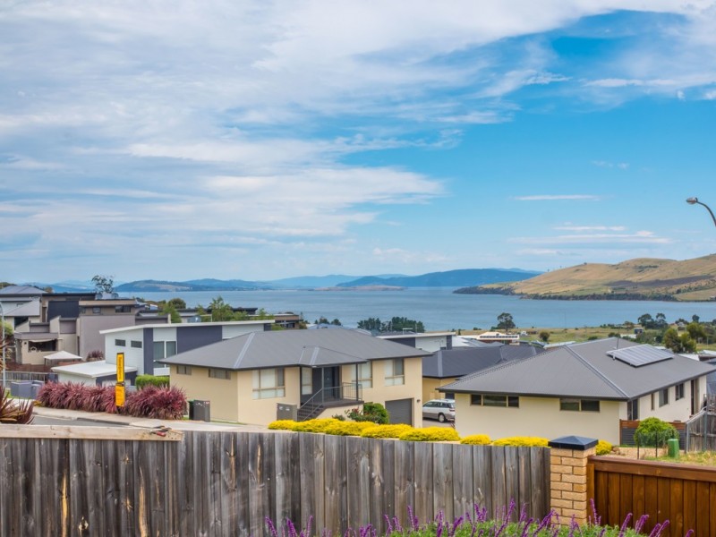 100 Oakdowns Parade, Oakdowns TAS 7019