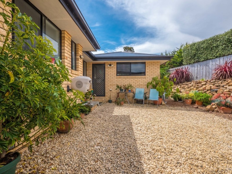 100 Oakdowns Parade, Oakdowns TAS 7019